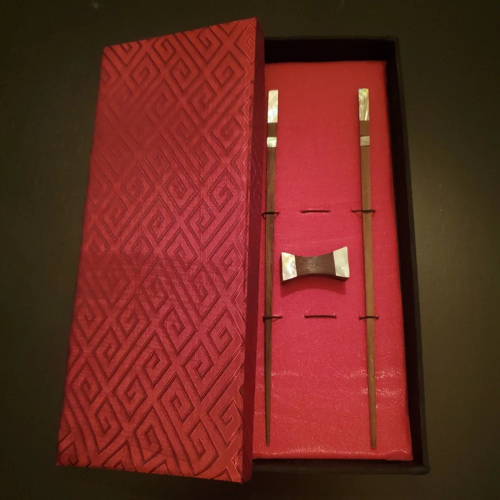 Chopsticks Your own set of chopsticks in a lovely ref box